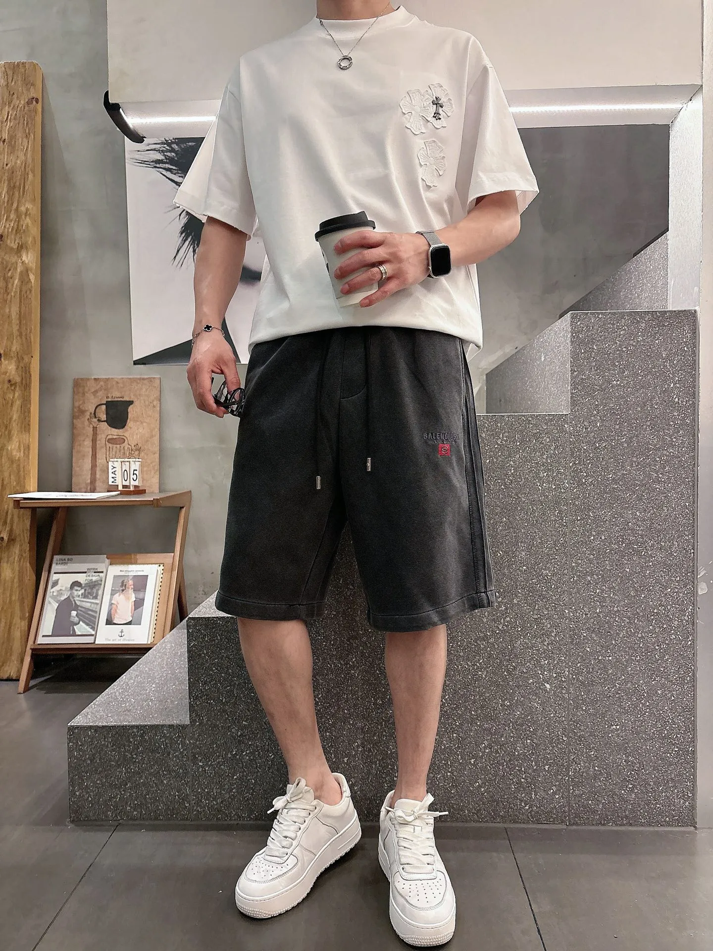 Balenciaga's three-standard complete 2026 summer New Arrival men's casual shorts, advanced custom-made Breathable fabric, Breathable fabric, extremely stretchy and comfortable, impeccable details, top-grade accessories, original logo design concept, delicate and soft feel! The upper body fit is awesome! Size: M-XXXL Please state your height and weight when ordering